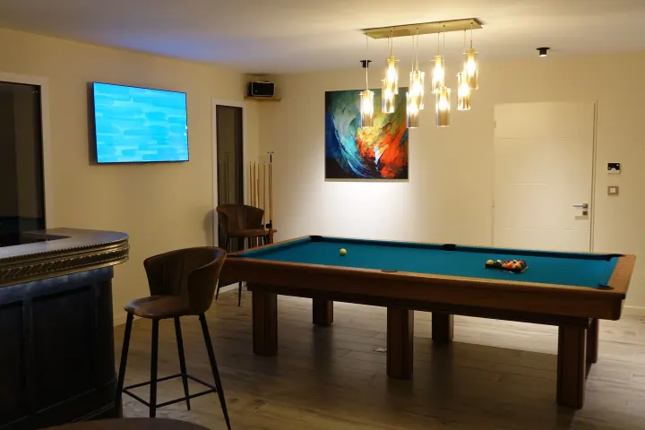 Le billard, la télévision et le coin salon