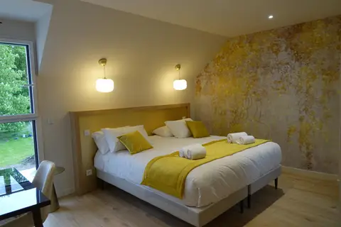 Une des chambres, décor jaune