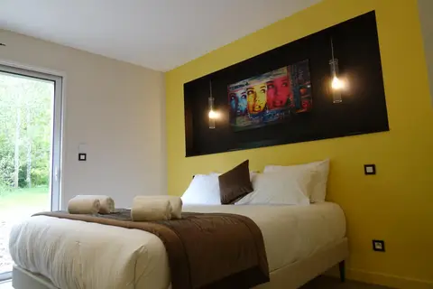 Une des chambres, décor terracotta