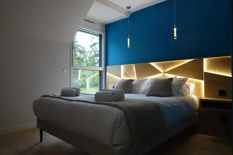Une chambre avec tête de lit lumineuse