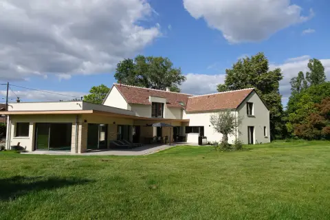 La villa vue depuis le grand jardin arboré