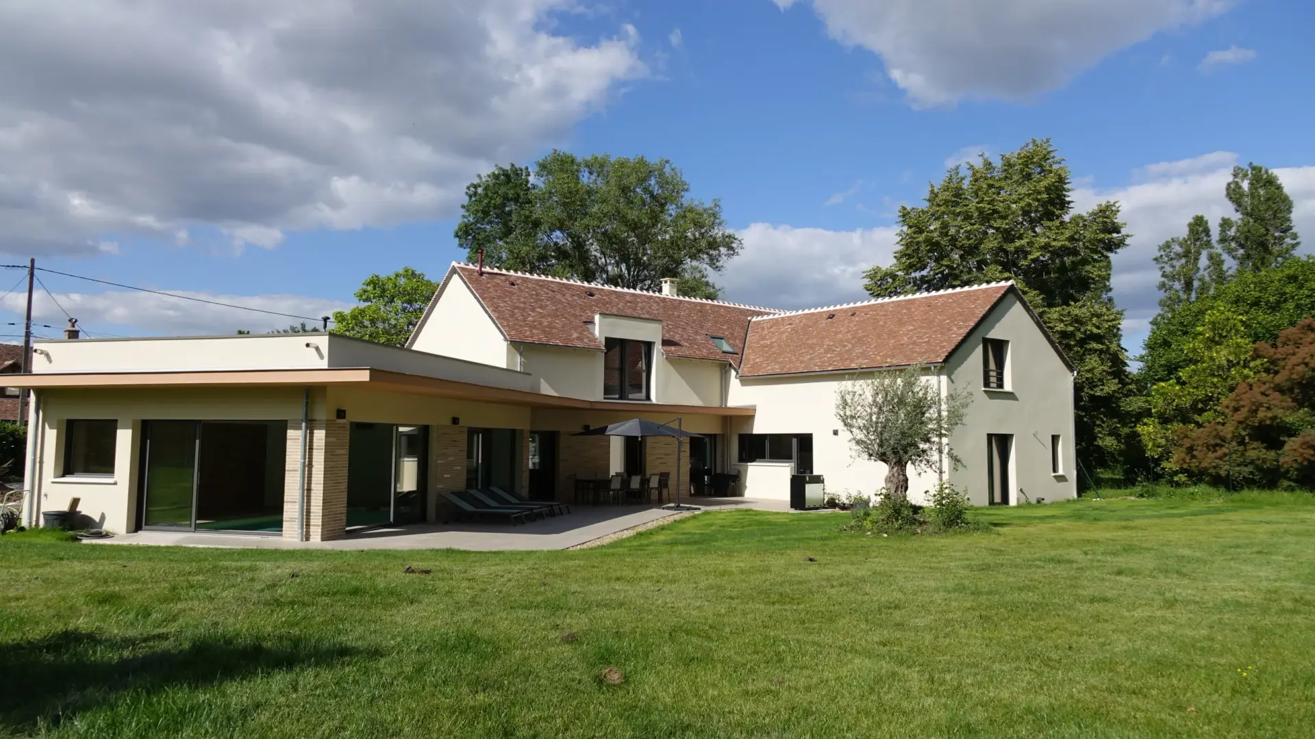 La villa vue du fond du jardin