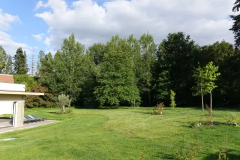 Le parc arboré de la villa, en lisière de forêt