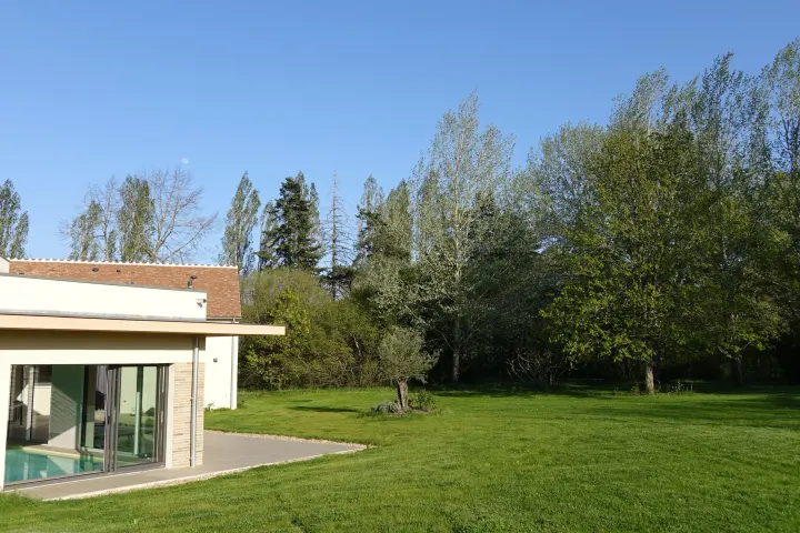 Le pavillon de la piscine et la pelouse