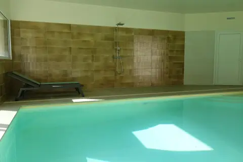La douche de l'espace piscine