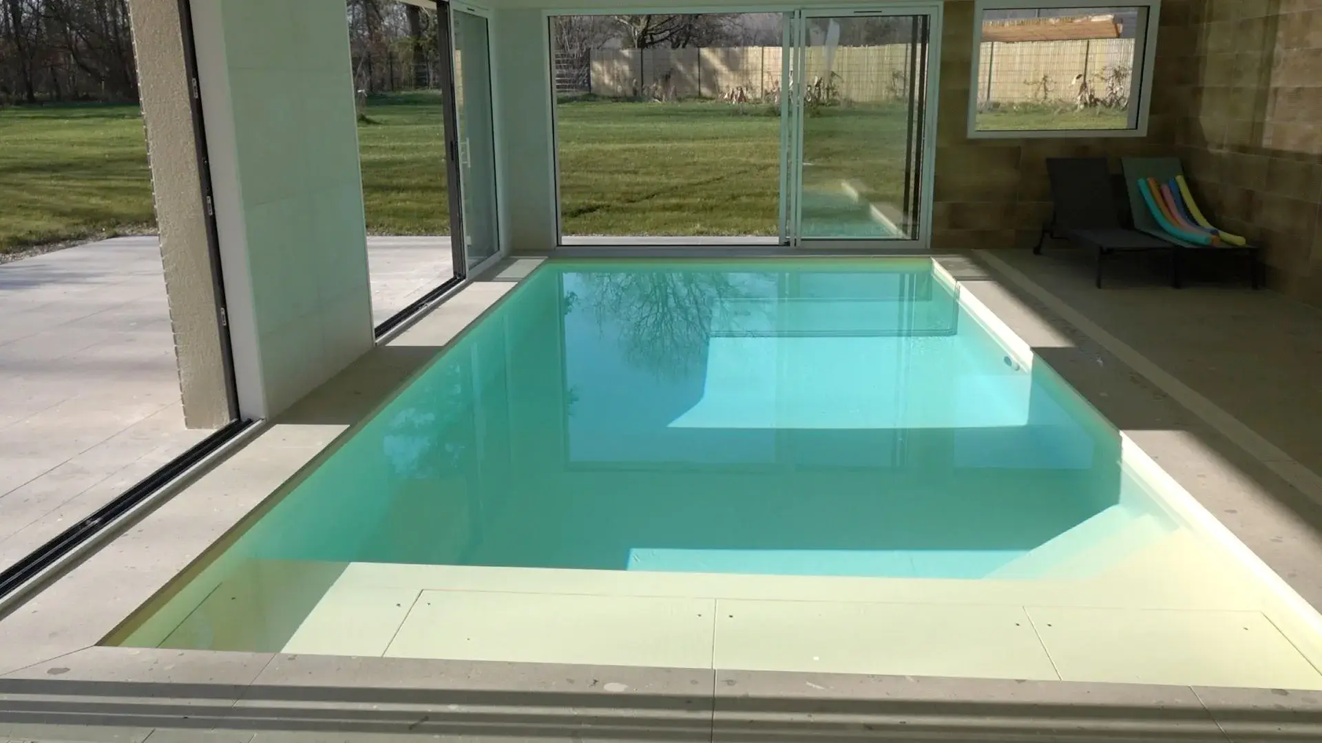 La piscine intérieure et la vue sur le jardin