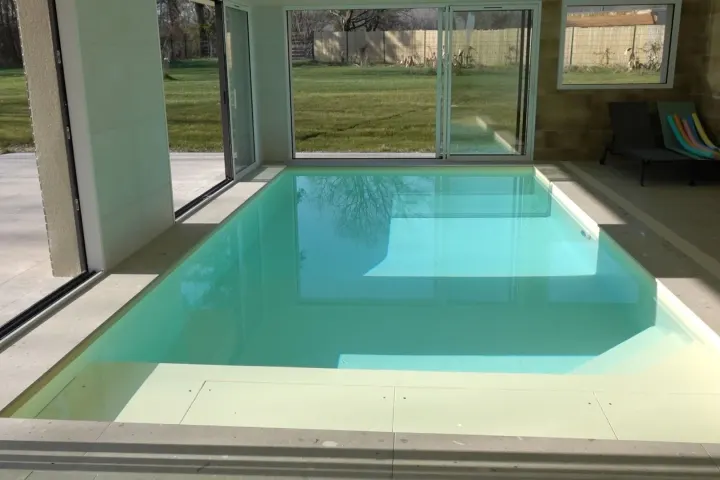 La piscine intérieure et la vue sur le jardin