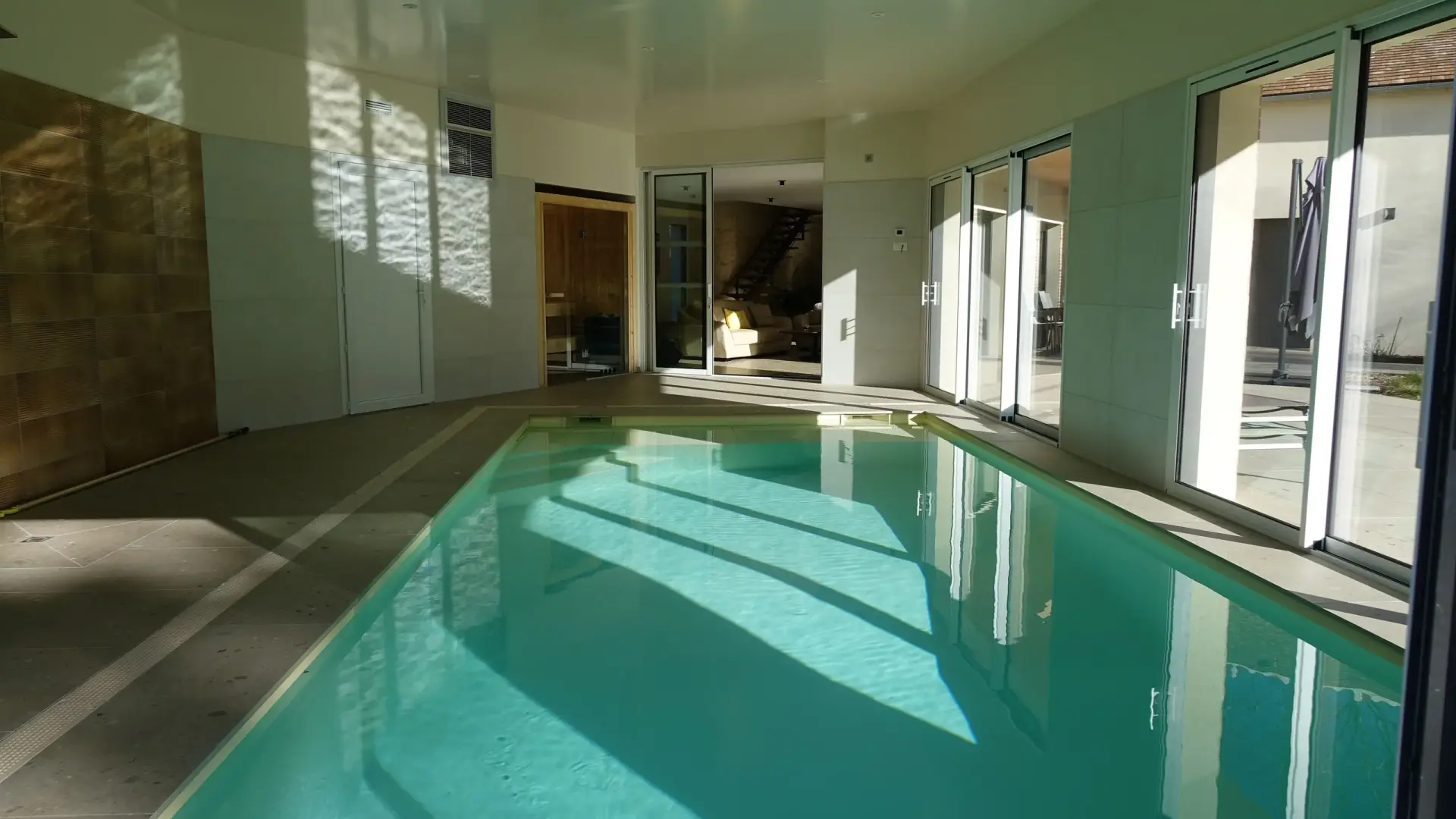 La piscine dans sa longueur, vers l'espace de vie