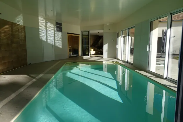 La piscine dans sa longueur, vers l'espace de vie
