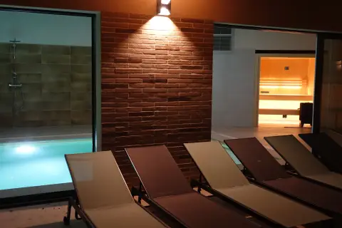 L'espace piscine et l'accès au sauna