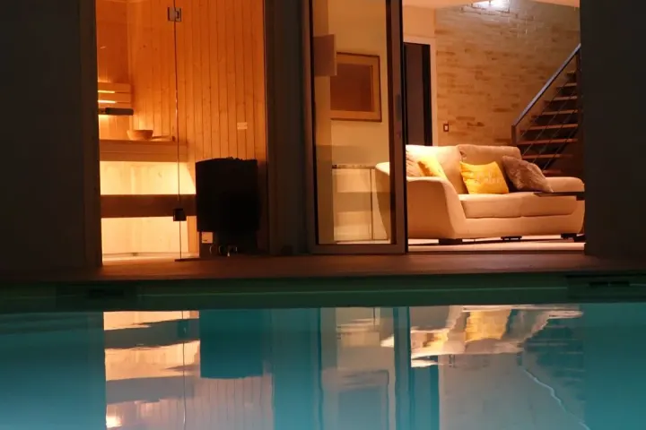 La piscine et le sauna en soirée