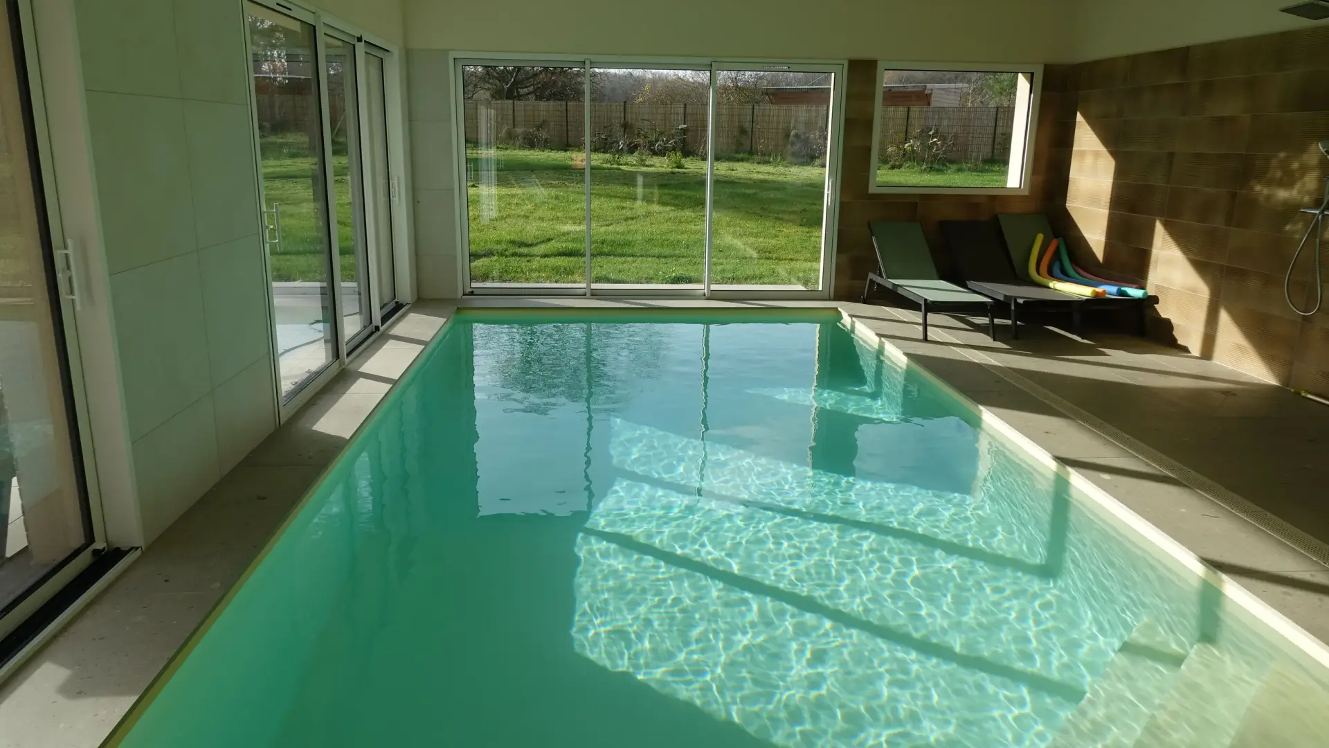 La piscine et ses transats