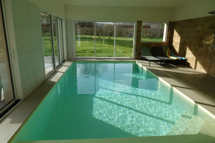 La piscine et ses transats
