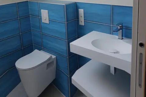 Salle de bain à la mosaïque bleue