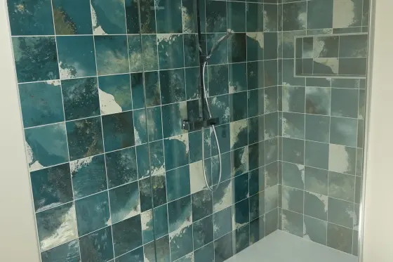 La grande salle de bain partagée à l'étage