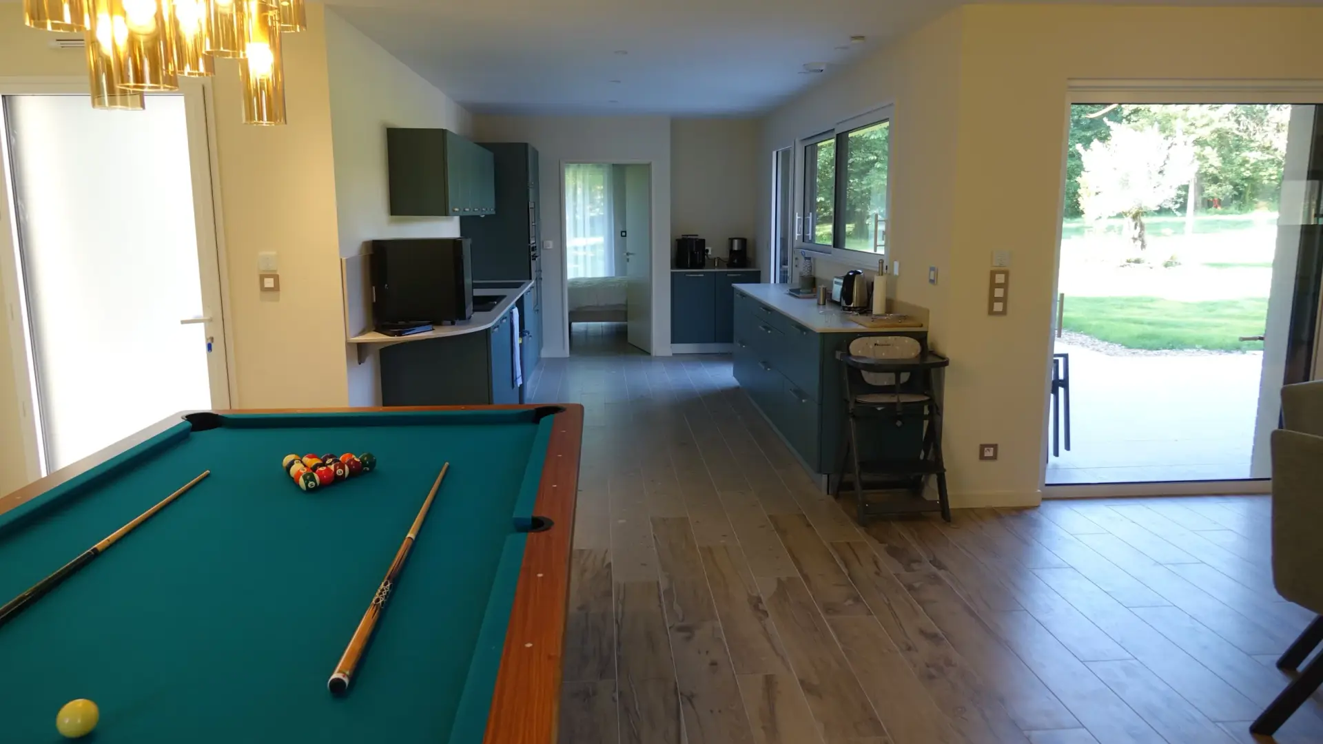Le billard américain et la cuisine ouverte