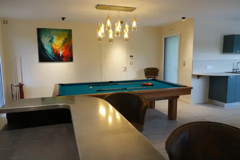 La pièce de vie, le billard et la cuisine