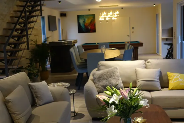 Le coin salon et ses canapés