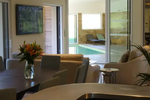 Le salon donnant sur la piscine, en journée