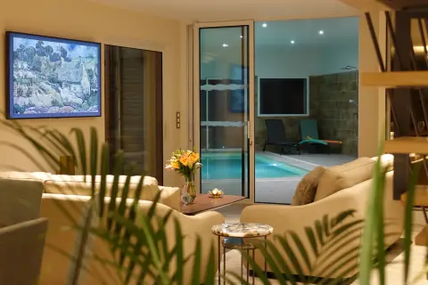 Le salon et la piscine, en soirée