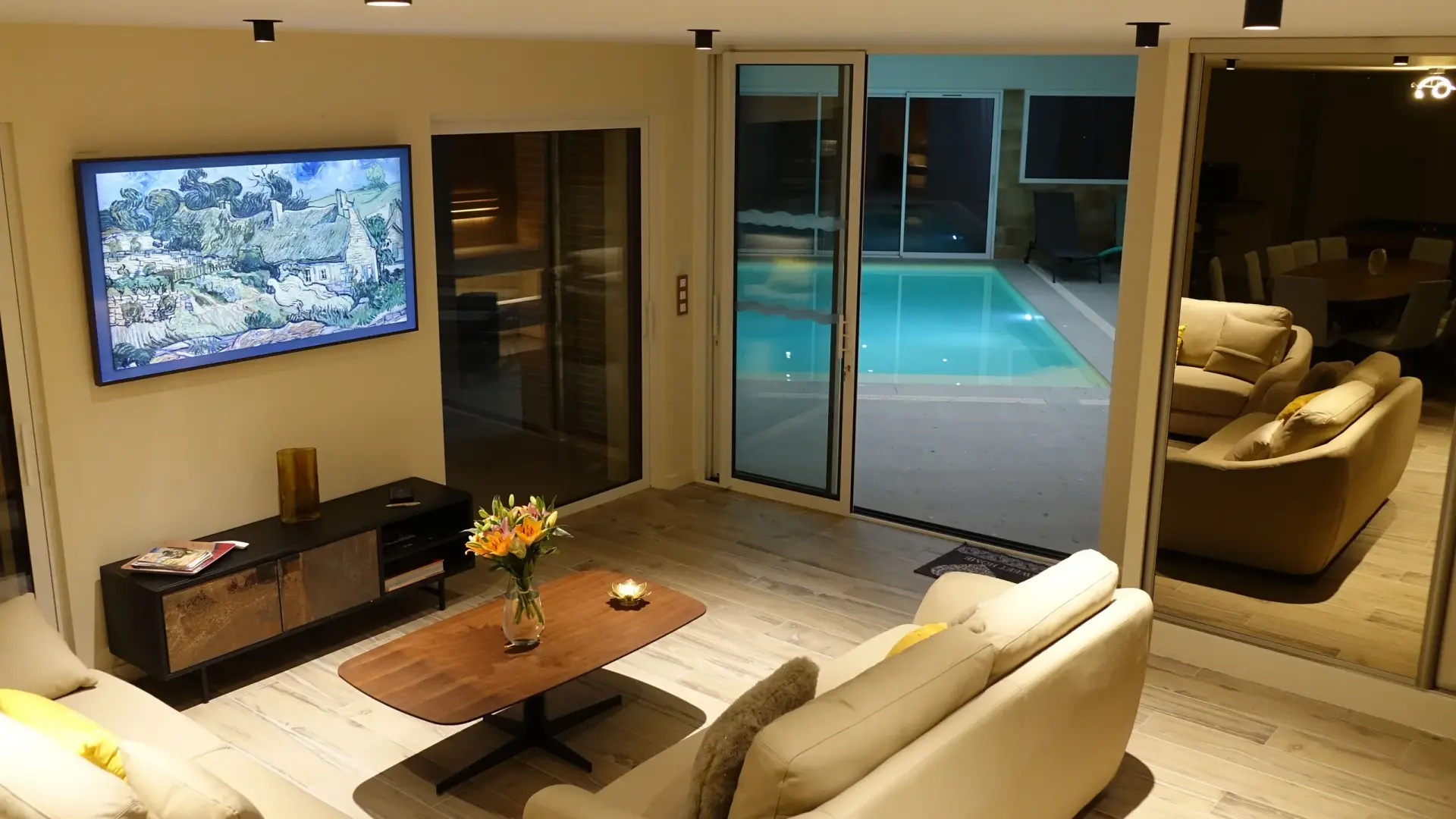 Le salon et ses canapés, ouvert sur la piscine intérieure