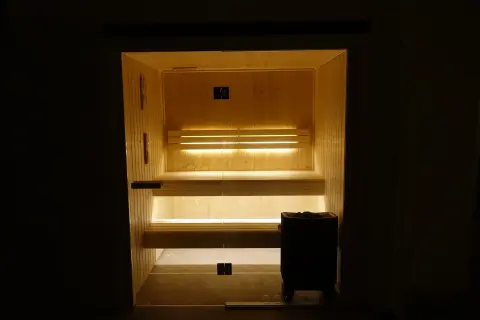L'intérieur du sauna, éclairé