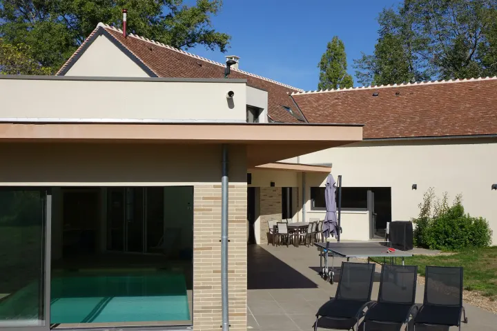 La terrasse : ping-pong et salon de jardin