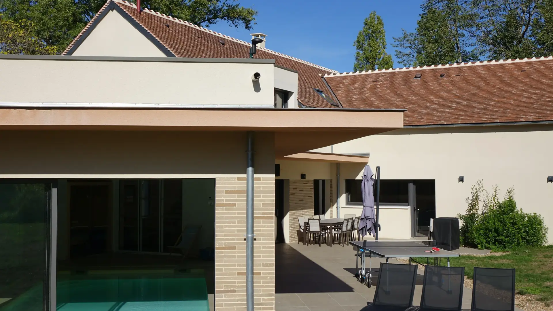 La terrasse : ping-pong et salon de jardin