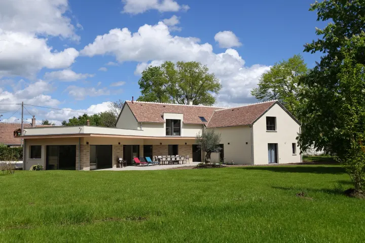 La villa vue du jardin, en journée
