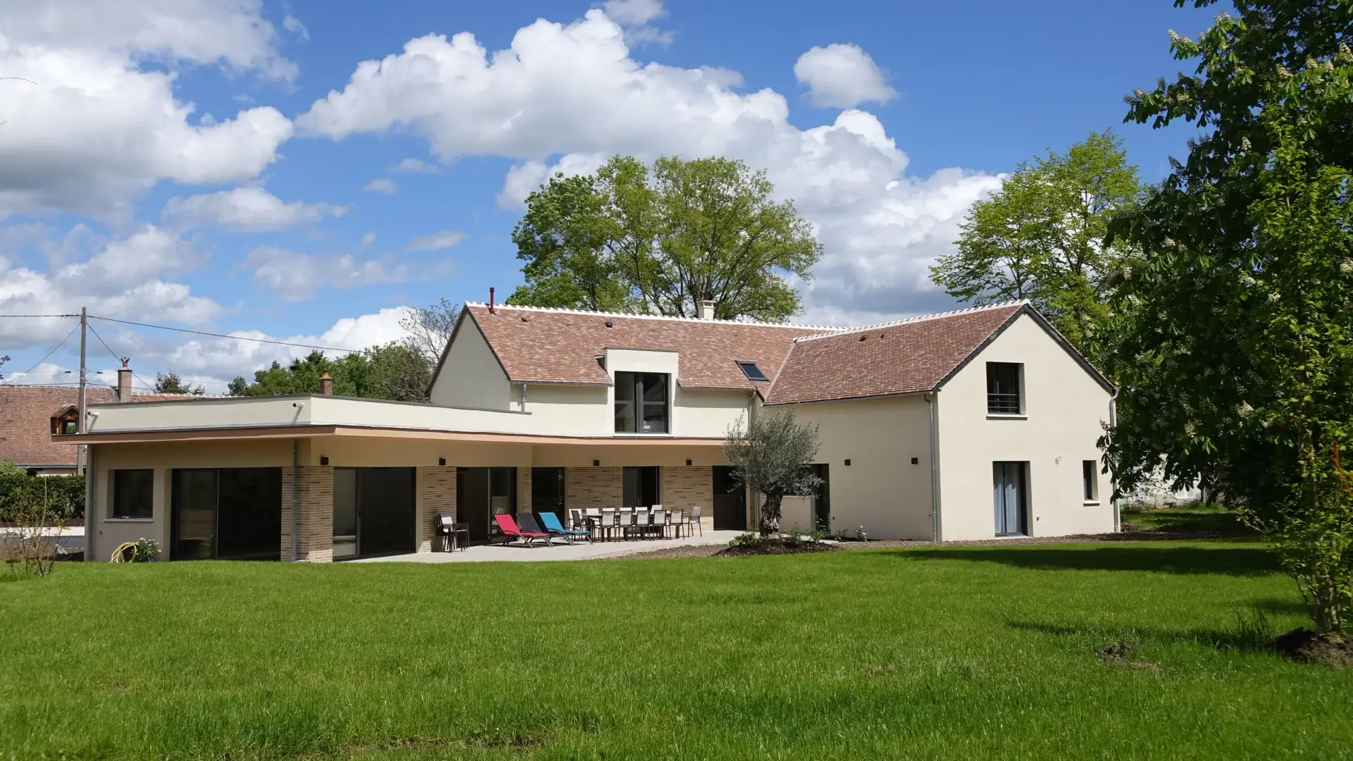 La villa vue du jardin, en journée