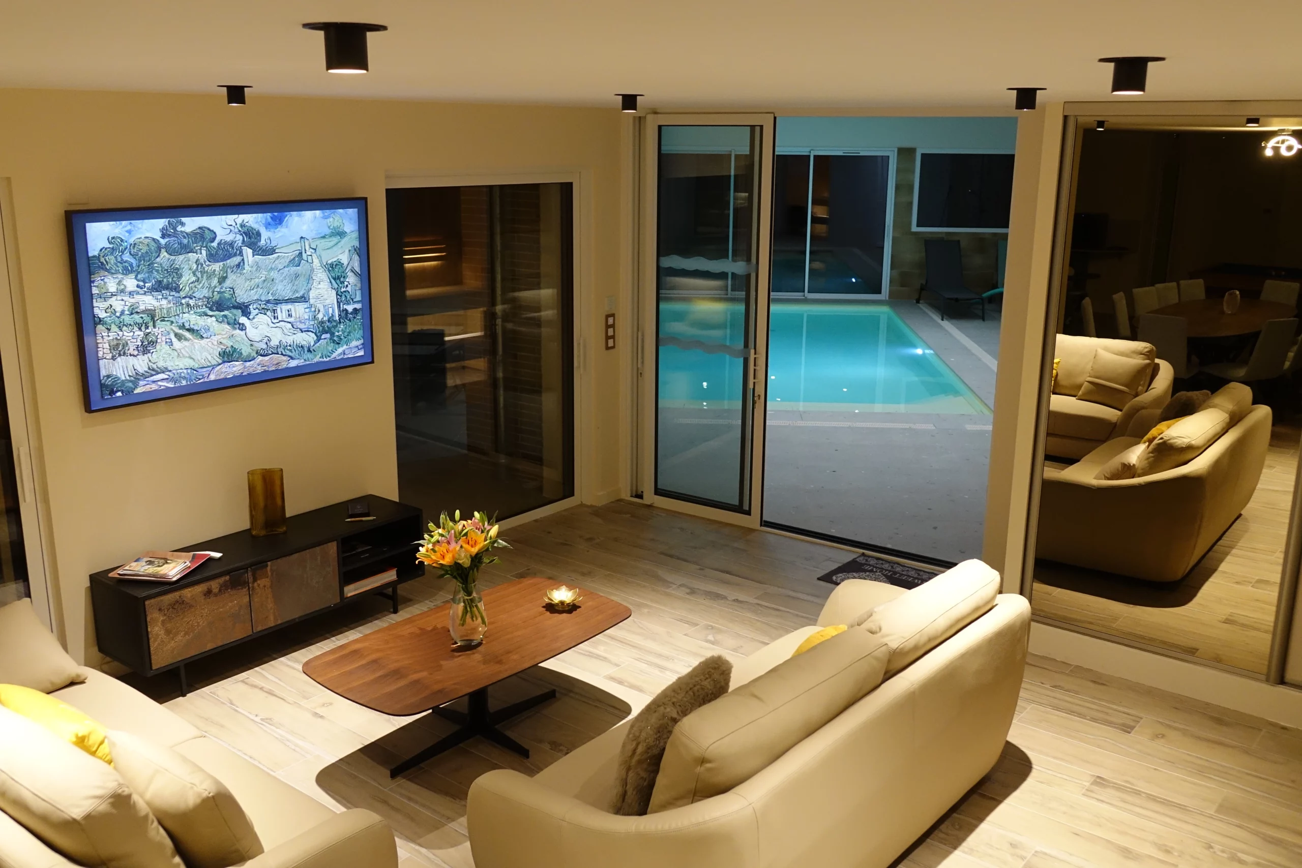 salon_vue_piscine_bynight